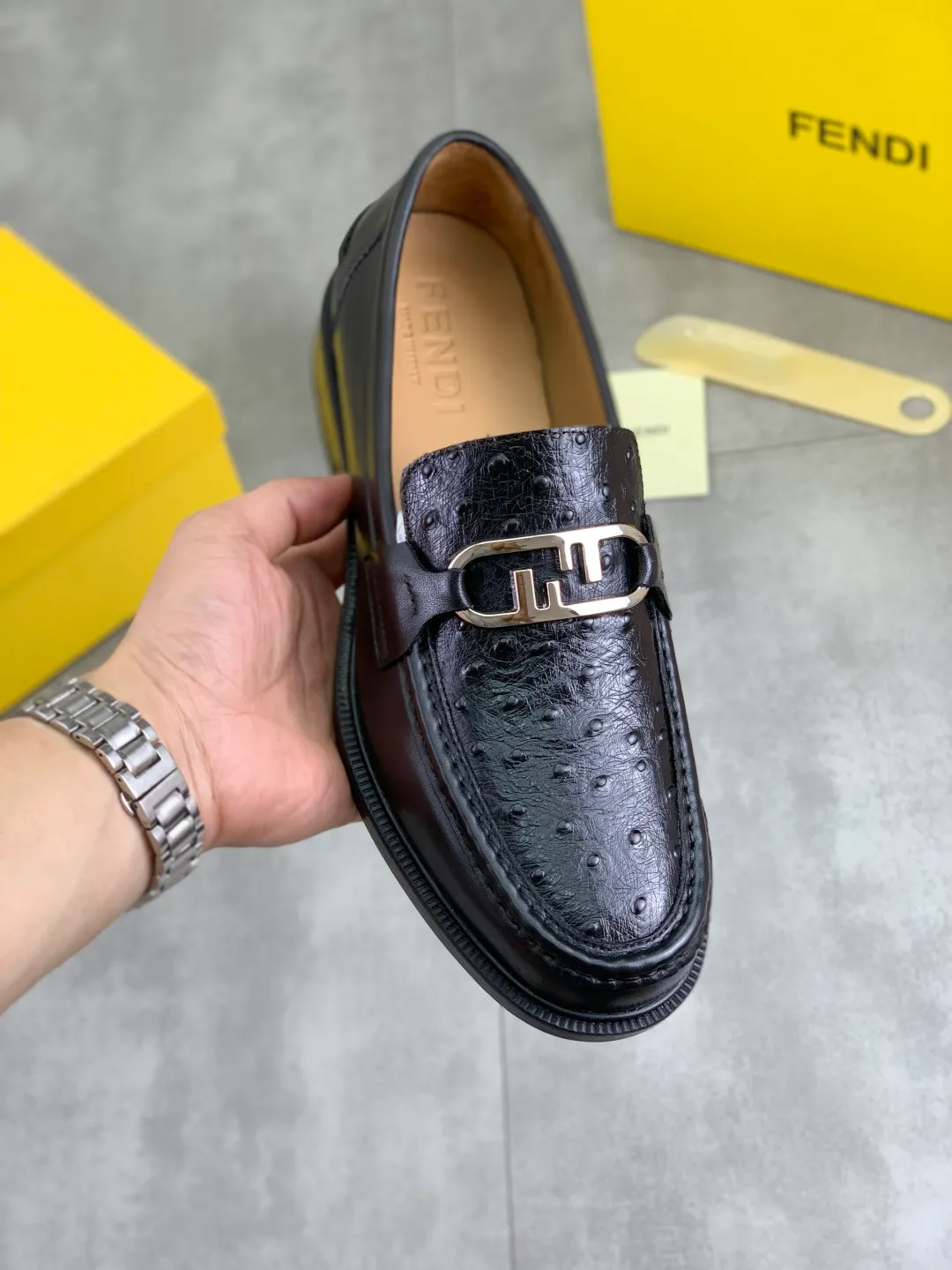 ​Men's shoes 💰P480💰[New model] Water dyed cowhide 🆘 The latest FENDI (Fendi) new casual leather shoes 🕶️🕶️Simple routing effect, showing an elegant and cool driving shoe 🎬Made of Italian 🇮🇹 imported calfskin + first-layer water-dyed cowhide lining🐂Excellent material🎬Detailed workmanship 🤗Comfortable foot feel➰➰. ​Pair it with any outfit to show your taste and temperament, low-key luxury ♻️Design ​simple and elegant ​noble and fashionable 🍃​Very loved and favored by trendy men 💓❤️Size: 38-44 Black available